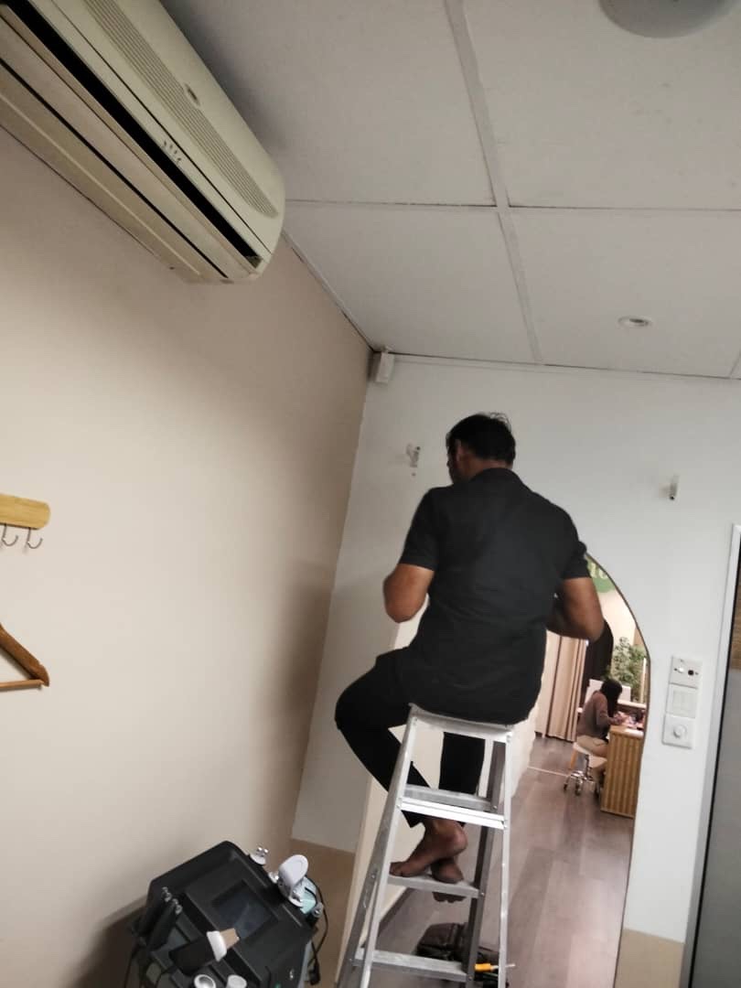 Aircond service in commercial unit