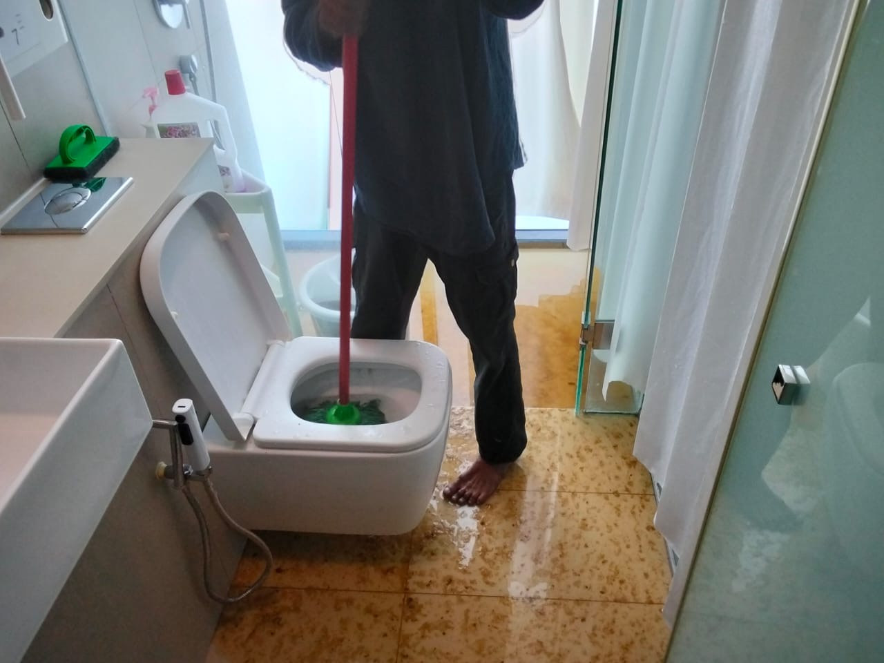 Clearing toilet choke with plunger
